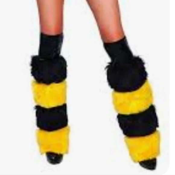 Sexiest bee costume ever! - Picture 2 of 7